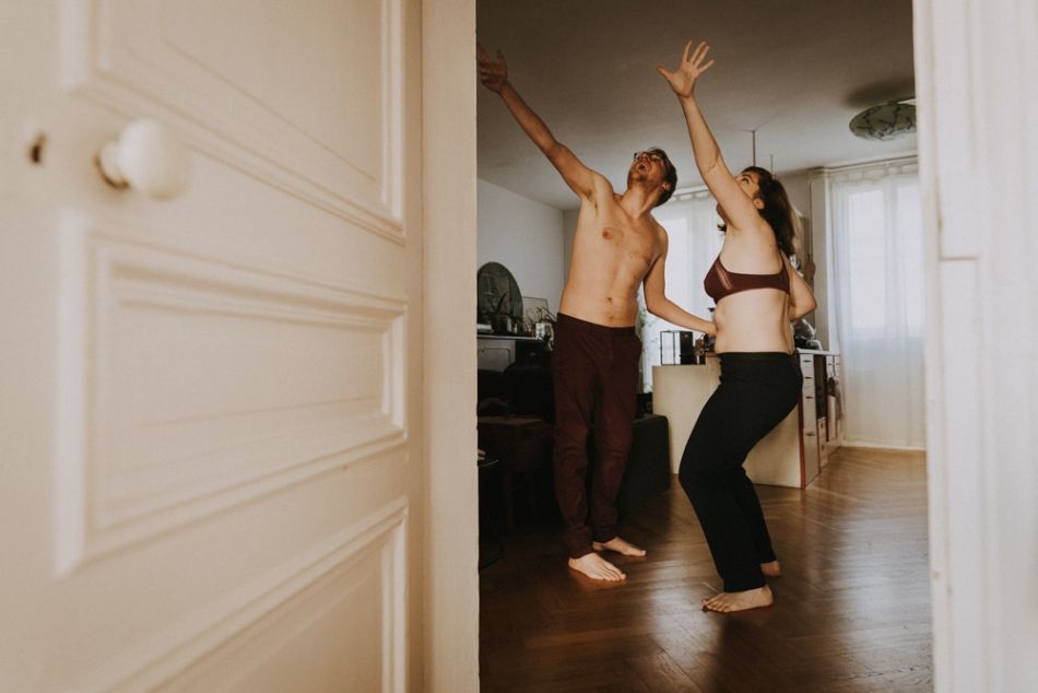 Amoureux dansant dans leur appartement en séance couple intimiste à Toulouse