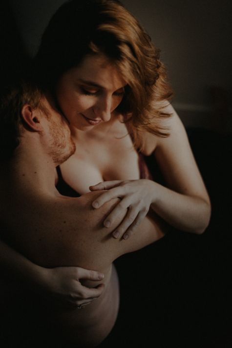 Amoureux enlacés dans le cou, en photo intime avec MGphotographies