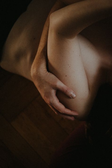 Bras enlacés vus par une photographe de l'intime MGphotographies