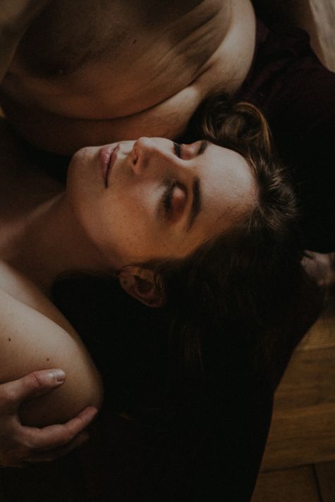 Jeune femme fermant les yeux, sensuelle, vu par une photographe de l'intime MGphotographies