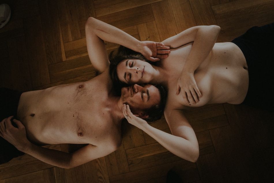 Amoureux allongés par terre, vus par une photographe de l'intime MGphotographies