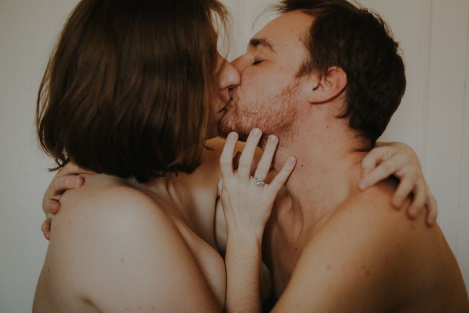 Amoureux qui s'embrassent avec passion, en séance couple intime à Lausanne