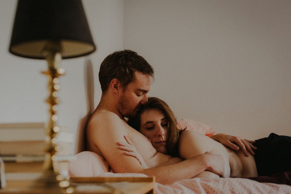 Amoureux allongés sur un lit, partage d'un moment d'intimité