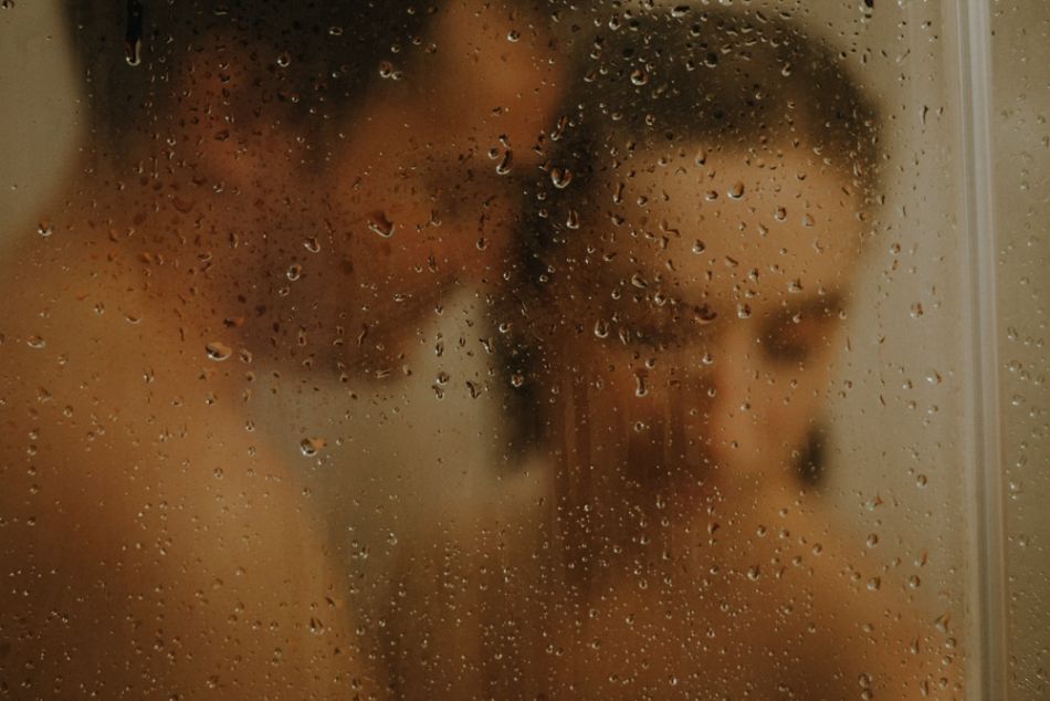 Amoureux dans la douche, séance intime à Toulouse