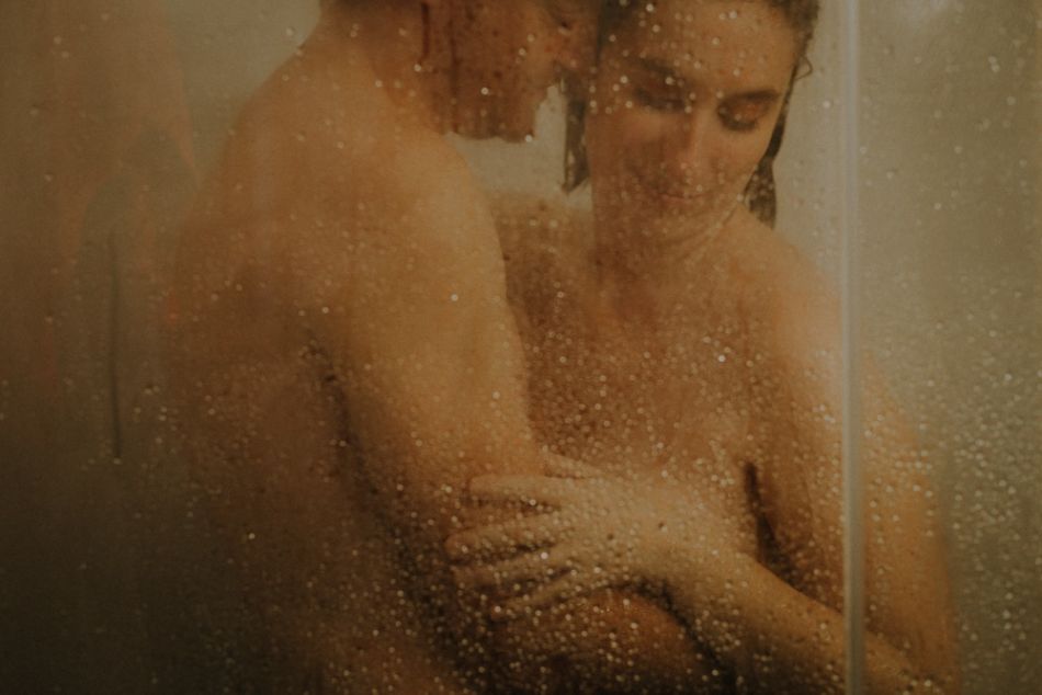 Corps d'amoureux dans la douche, séance intime à Toulouse