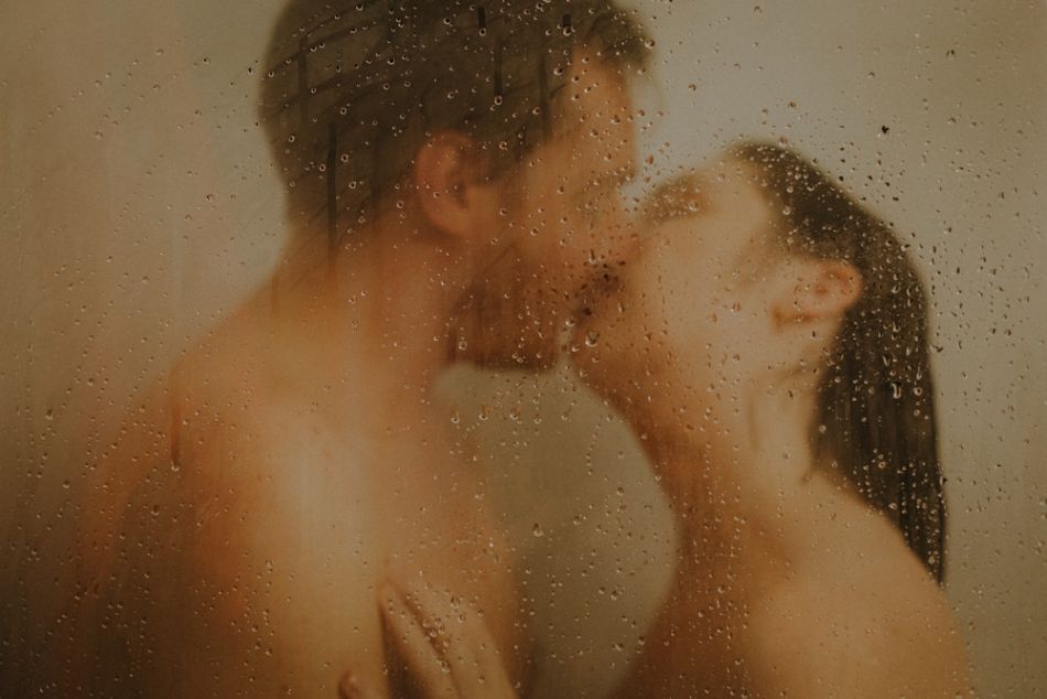 Photo d'amoureux derrière une paroi de douche embuée