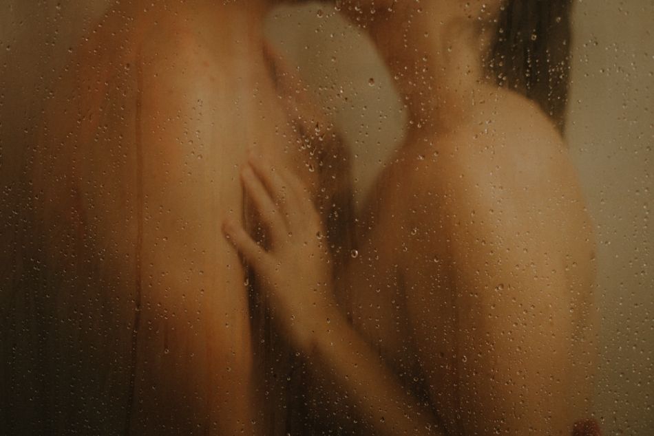 Corps d'amoureux dans la douche, photo intime de couple