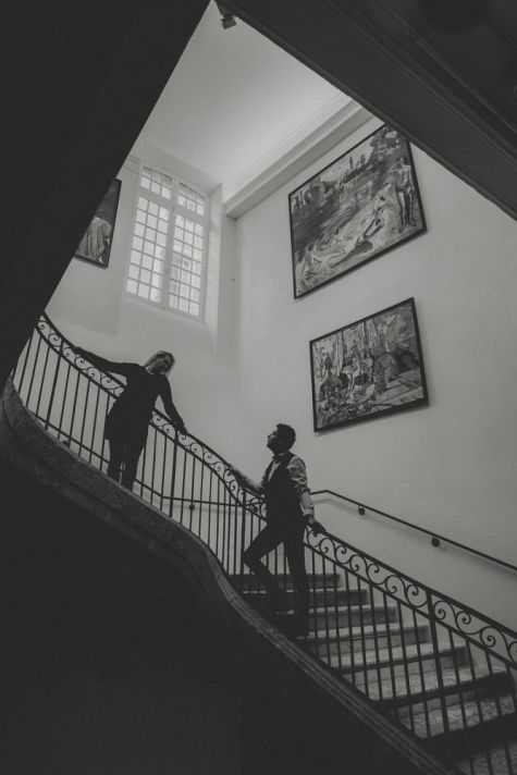 Amoureux dans les escaliers au musée avec MGphotographies
