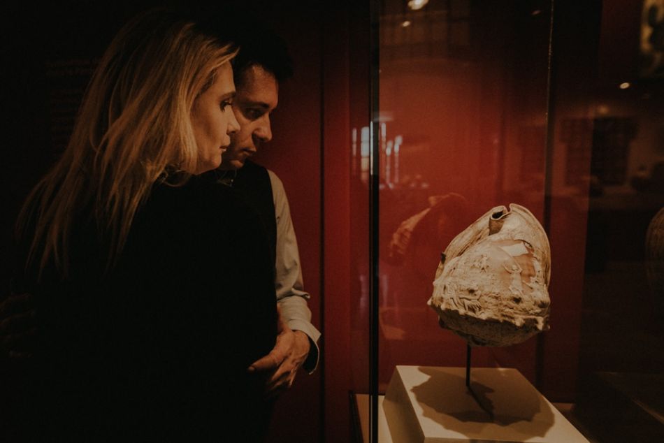 Amoureux regardant un coquillage gravé, en photo au musée, Auch