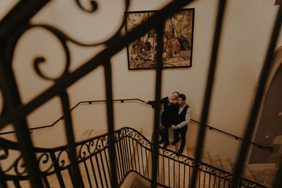 Amoureux en pause dans les escaliers du musée à Auch, MGphotographies
