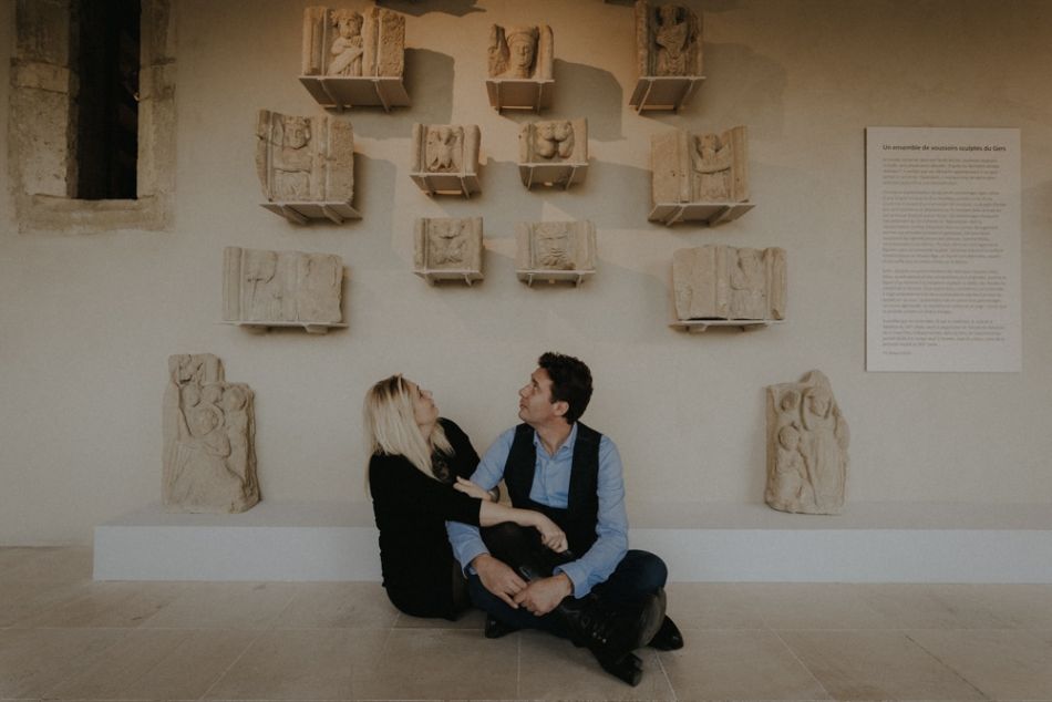 Deux amoureux en séance photo couple au musée avec MGphotographies