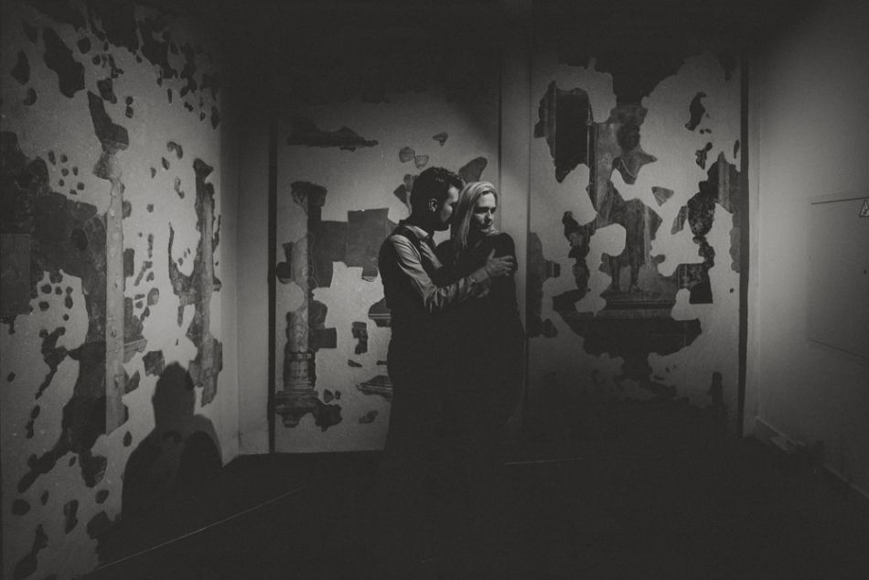 Couple d'amoureux devant des restes de fresques, MGphotographies