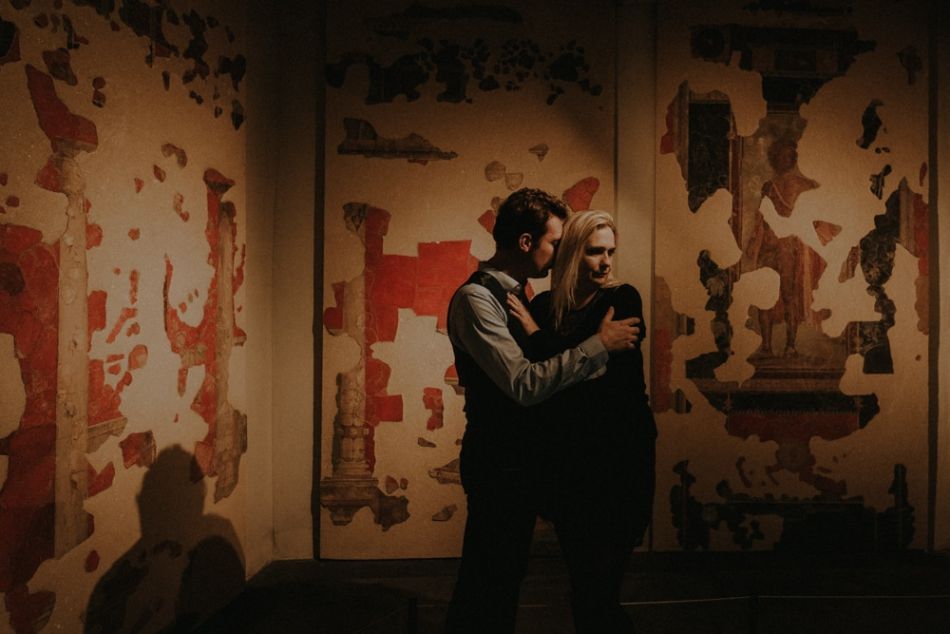 Amoureux enlacés devant une fresque, au musée à Auch, Gers