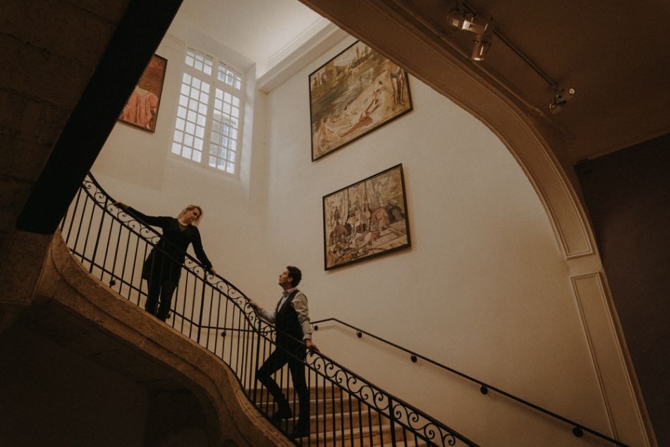 Séance couple au musée dans l'escalier, MGphotographies