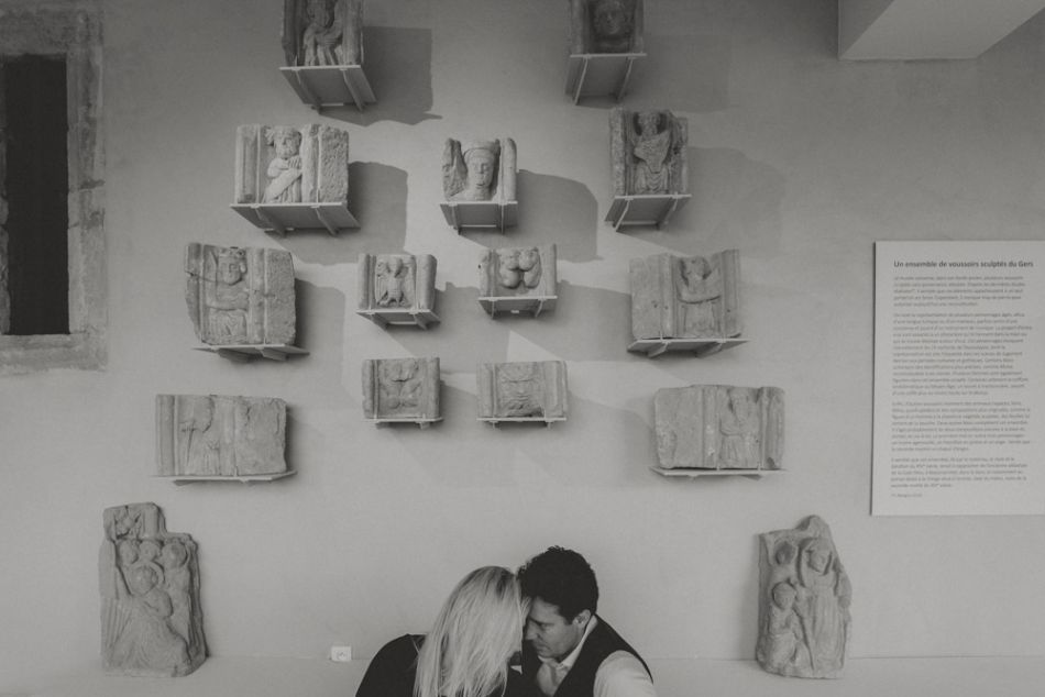 Bas-relief et amoureux, séance photo au musée, Toulouse