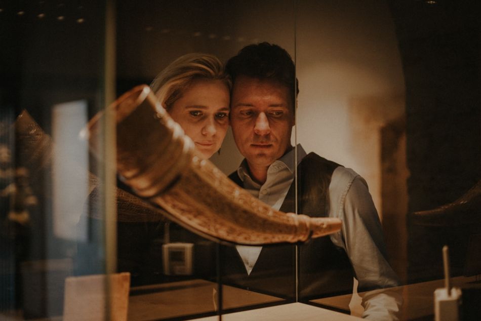 Amoureux regardant une corne au musée, séance photo MGphotographies