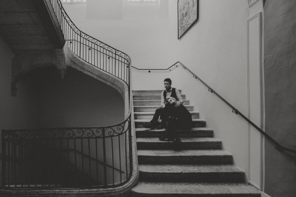 Amoureux enlacés dans l'escalier du musée à Auch, MGphotographies