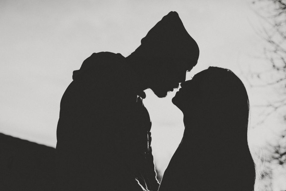 Silhouettes d'amoureux s'embrassant, MGphotographies