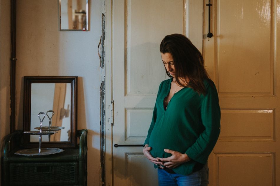 Femme enceinte face à son ventre, gers, MGphotographies