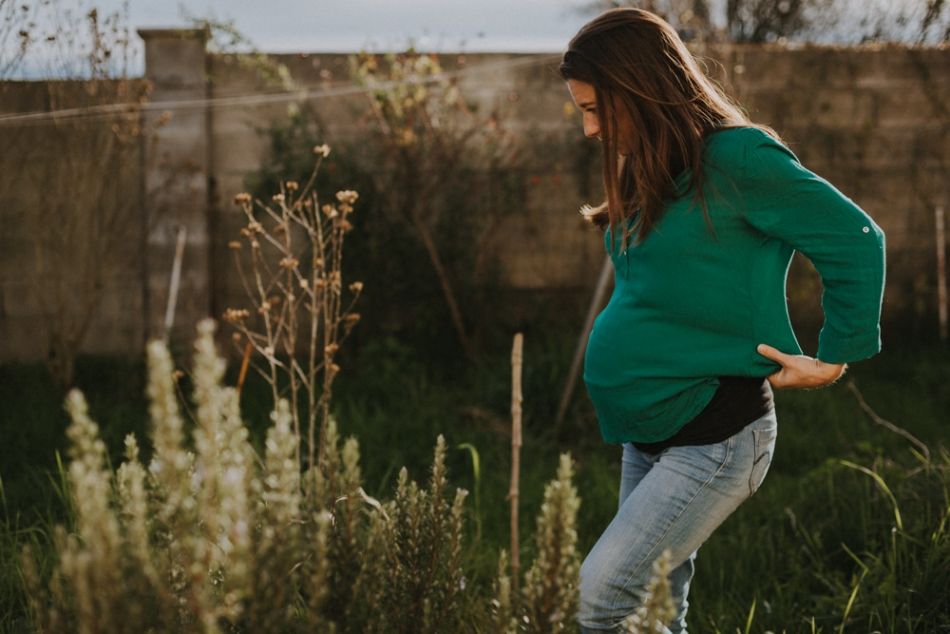 femme enceinte marchant dans son jardin, photo gers