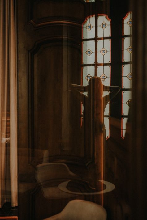 Reflet portrait de femme dans un vitrail de l'hotel de France, Auch, Gers
