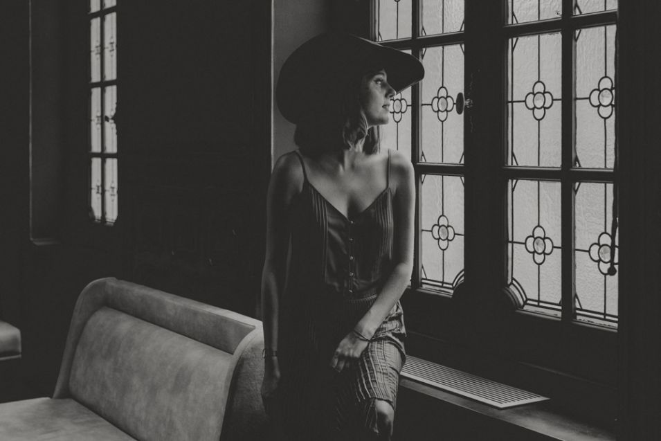 Femme perdue dans ses pensées, photographe intimiste MGphotographies