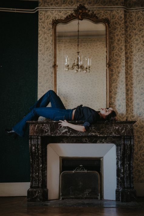 femme allongée sur une cheminee, mgphotographies, lausanne